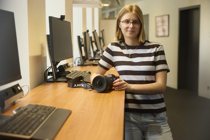 Mediamatikerin Tina Pletka hat soeben ihre Lehrabschlussprüfung gemacht.