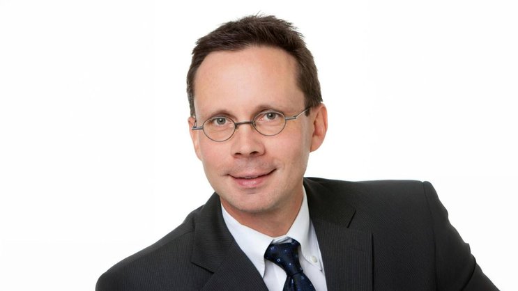 Der St. Galler Richter Christian Winiger stellt sich mit dem Verbot der AT-1-Abschreibungen frontal gegen Finma-Präsidentin Marlene Amstad und Finanzministerin Karin Keller-Sutter.
