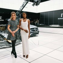 Die 35-mm-Ingenieur an der Watches and Wonders am Hand- gelenk von IWC-CMO Franziska Gsell (l.) und Schauspielerin Simone Ashley.