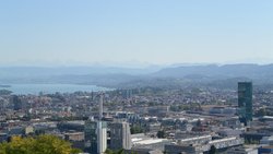 Blick auf die Stadt Zürich mit dem Zürichsee.