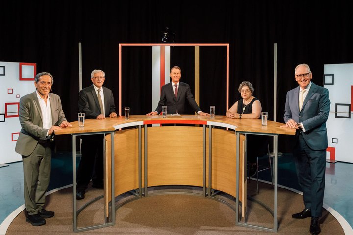 Roger Schawinski, Radio 1; Martin Dahinden, Ex-Botschafter der Schweiz in den USA; Dirk Schütz, BILANZ; ­Elisabeth Bronfen, Amerikanistik-Professorin; Thomas Borer, Ex-Botschafter der Schweiz in Deutschland (v.l.).