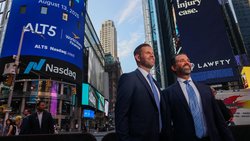 Eric Trump (links) und Donald Trump Jr. Die von den Trump-Brüdern unterstützte Investmentbank Dominari Securities ist an der Transaktion beteiligt