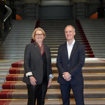 Begrüssung im Bundeshaus anlässlich der 160-Jahr-Feier des Schweizerischen Roten Kreuzes am 24. März 2026: Dorothea Bergler, Abteilungsleiterin Partner und Institutionelles Engagement beim SRK, und Urs Walder, Head Center of Competence bei Colin&Cie.