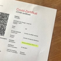 HERKUNFTSANGABE: Viele Schweizer sind mit dem Moderna-Impfstoff aus der spanischen Abfüllerei geimpft.