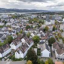 Häuser in Uster ZH: Die Hypothekarsätze haben über fast alle Laufzeiten hinweg spürbar nachgegeben.