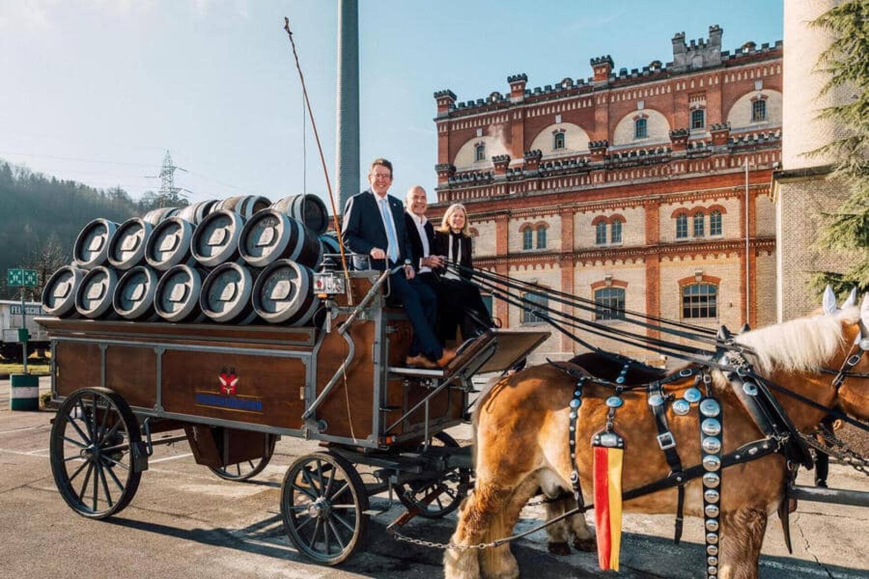 Bundesrat Albert Rösti mit&nbsp;Amstutz und dessen Gattin Barbara auf dem Sechsspänner: «Mit einem Zweispänner würde ich eine Fahrt wagen», witzelt Rösti an der 150-Jahre-Feier in Rheinfelden.