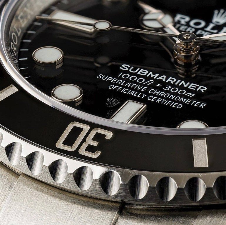 Das schaffen Fälscher nicht so gut: Die Laserkrone auf dem Glas einer Original-Rolex.