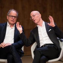 Entworfen wird das Hochhaus von den Basler Stararchitekten Pierre de Meuron (l.) und Jacques Herzog.