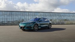 Mit drei Elektromotoren, 1156 PS und 600 km Reichweite kommt der chinesische Elektro-Kombi ab sofort nach Europa – inklusive Kühlschrank.