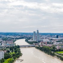 Basel mit dem Roche-Turm – ein Ziel für Pendler. In Birslach BL finden sie die günstigsten Immobilien.