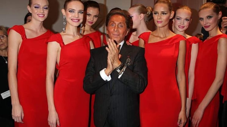 Valentino mit dem russischen Topmodel Natalia Vodianova (l. von Valentino) und weiteren Models auf dem Laufsteg bei der Valentino Fashion Show, während der Paris Fashion Week (Haute Couture) Spring-Summer 2008 am 23. Januar, 2008 im Museum Rodin in Paris.