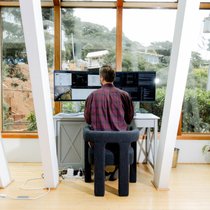 Ben Broca führt sein Unternehmen als Ein-Mann-Betrieb – mit viel Unterstützung durch KI – von seinem Wohnzimmer in Sausalito, Kalifornien, aus. Jonah Reenders für das WSJ 