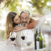 Freudentag: wenn die Tochter 20 wird. Der zu ihrer Geburt eingekaufte Wein kommt erstmals auf den Tisch. Klug eingekauft — ein geglücktes Geschenk.