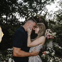 Für Cartier wertvolles Verlobungsbild: Taylor Swift gibt auf Instagram ihre Verlobung mit Travis Kelce bekannt. Und trägt dabei eine Uhr von Cartier.