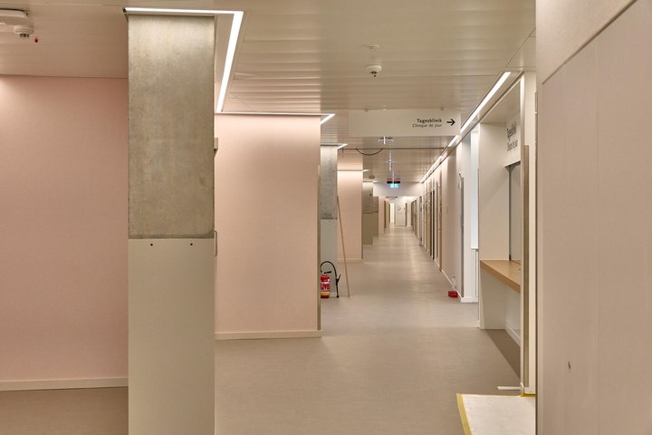 Warme Farben sorgen in der Klinik für eine entspannte Atmosphäre.
