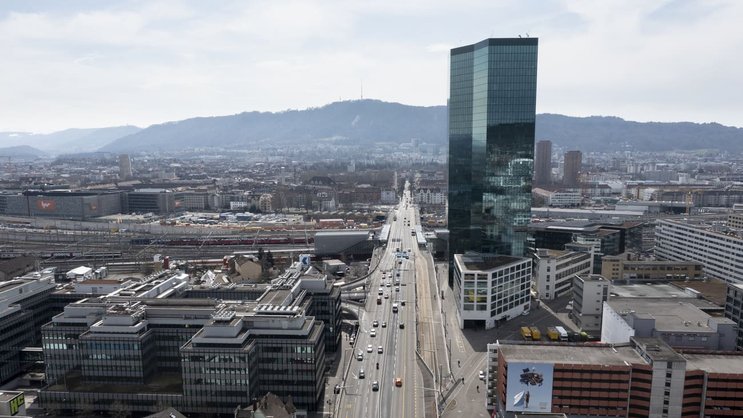 HOCH HINAUS: Prime Tower mit Hardbrücke in Zürich. Mehr als eine Milliarde Franken ist das Prime-Tower-Areal derzeit wert. Je höher hinaus man will, desto teurer wird es. Zuletzt konnte SPS die Mieten sogar erhöhen.
