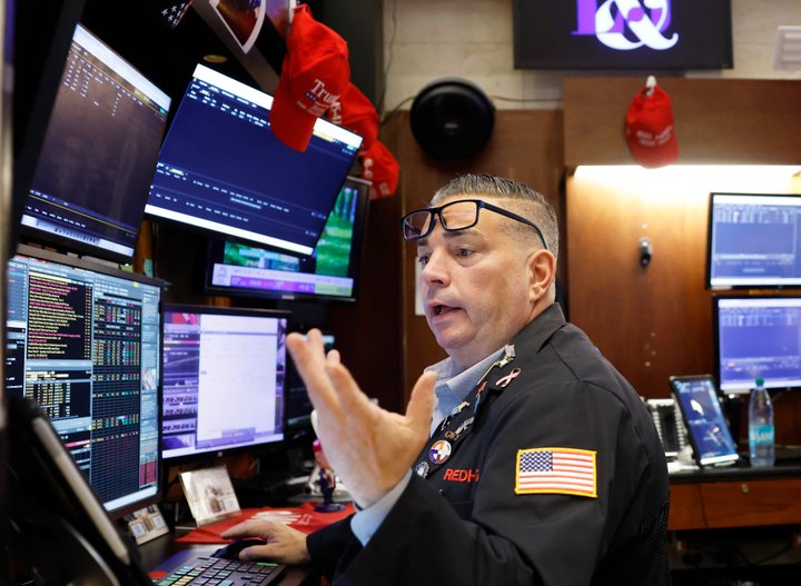 Traders work on the floor of the New York Stock Exchange on Wall Street on Friday, November 14, 2025 in New York City. Stocks fell again Friday as another round of heavy selling in technology names put pressure on Wall Street. The DOW fell as much as 500 points after the opening bell. PUBLICATIONxNOTxINxUSA NYP20251114101 JOHNxANGELILLO