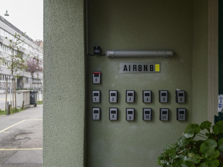 Ganze Gebäude nur mit Airbnb-Wohnungen soll es in Zürich bald nicht mehr geben. Dies fordert eine Initiative der Linken. Der Stadtrat teilt dieses Ziel. (Archivbild)