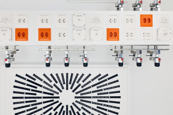 Abstecher ins Labor. Die Installation ist von unten fotografiert.