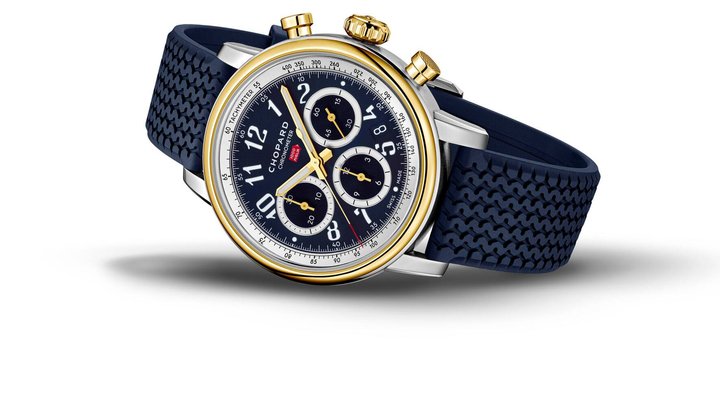 blaues Kautschuk-Armband mit Reifenmuster
