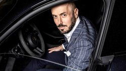 Timo Daineses Favoriten

★ Sika AG. «Die Nummer eins in der Spezialchemie für die Bauwirtschaft ist geografisch gut aufgestellt und wird durch sinnvolle Akquisitionen weiterwachsen. Die starke Marktposition hilft, gestiegene Inputpreise weiterzugeben und die Marge stabil zu halten. In der «Strategie 2028» sind ein Umsatzwachstum von 6 bis 9 Prozent p.a. und eine Steigerung der Ebitda-Marge auf 20 bis 23 Prozent geplant. Sika profitiert von Megatrends wie der Dekarbonisierung oder der Urbanisierung.»

★ Schneider Electric SE. «Der französische Konzern entwickelt Technologien, die den Energieverbrauch reduzieren und Umweltauswirkungen minimieren. Somit profitiert Schneider von den Investitionen in Nachhaltigkeit und vom Megatrend der Dekarbonisierung. Schneider ist zunehmend ein Industrie-IT- bzw. Industriesoftware-Konzern mit vielen positiven Einflüssen durch KI, guten Gewinnmargen und einer soliden Bilanz. Besonders gefällt uns das stabile Umsatzwachstum mit einem hohen Serviceanteil und gut prognostizierbaren und wiederkehrenden Cashflows.»

★ 5,000% Hero AG. «Der Lebensmittelkonzern in Familienbesitz überzeugt durch eine solide Bilanz und eine erfolgreiche Kapitalmarkthistorie. Die zurzeit einzig ausstehende Obligation im Umfang von 140 Millionen Franken rentiert aktuell mit rund 3,8 Prozent p.a. und kann frühestens 2028 zum Preis von 100 zurückbezahlt werden.»