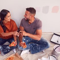 Gemeinsam auf den Hauskauf sparen: Monatlich einen fixen Betrag zur Seite legen und investieren, kann schon reichen.