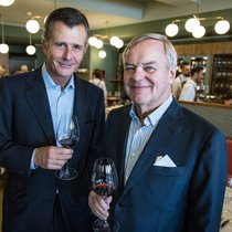 Philipp Hildebrand (l.) und die Italianità: Seit 2017 gehört dem ehemaligen Chef der SNB und heutigen Vize von Blackrock ein Weingut in der Toskana, seit letztem Jahr ist Rudi Bindella mit an Bord.