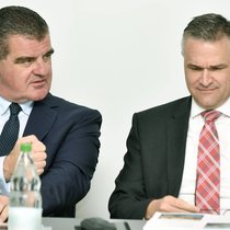 Scheidung auf Bahnanisch: Peter Spuhler (l.), Gründer und Hauptaktionär von Stadler Rail, übernimmt nach dem Abgang von Thomas Ahlburg den CEO-Sessel erst mal wieder selber.