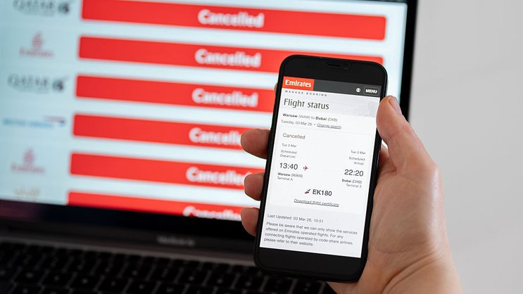 Die Behörden hatten den Flugverkehr vorübergehend eingestellt, nachdem eine Drohne einen Brand an einem Treibstofftank ausgelöst hatte. Es wurden keine Verletzten gemeldet.