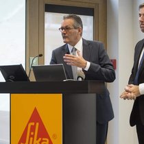 Verwaltungsrat-Präsident Paul Haelg (li.) und CEO Jan Jenisch bei der Sika-Pressekonferenz.Keystone