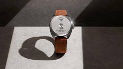 Die Uhr aus Stahl mit springender Stunde vereint Handwerkskunst und Präzision.