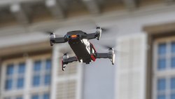 Schweizer Proptechs sind gut mit Kapital ausgestattet, wenn man sie mit ihren Pendants im Ausland vergleicht (im Bild: Roboter an einer Hauswand, Symbolbild).