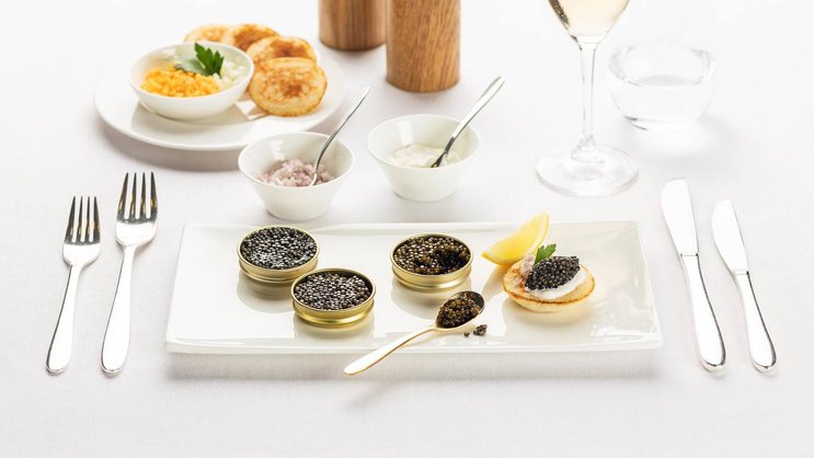Die Swiss serviert First-Class-Passagieren bis Ende Februar Kaviar aus den Schweizer Alpen.