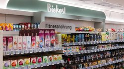 Die beiden Drogerieketten (hier eine Rossmann-Filiale) kämpfen um den Schweizer Markt.