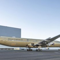 Der neue Airbus A350-1000 ULR von Qantas beim Rollout im Werk von Toulouse (F).
