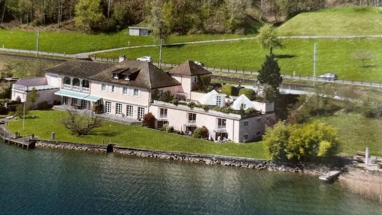Die Villa am Zürcher Obersee bietet einen direkten Uferzugang von 150 Metern.