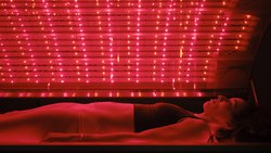 Rotlichttherapien sollen die Energie steigern und das Erscheinungsbild der Haut verbessern.