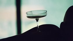 «Es gab Champagner, es gab die Frau, es gab Licht und Schatten, dazu korrelierend Reichtum, Nacktheit, Sichtbarkeit. Champagner sollte niemals einen Anlass benötigen, um unverhohlen kredenzt zu werden. Zum 35sten Geburtstag depeschiere ich die grossartigsten Glückwünsche.»