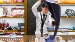 Die Preisrückgänge bei Handtaschen, Schmuck und Damenschuhen deuten laut einer Studie von Julius Bär auf einen geringeren Luxuskonsum hin.