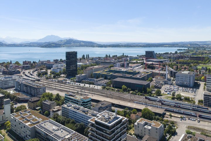 Foto: Sven Thomann, 24.7.2026, Zug (ZG): Blick ueber die Stadt Zug mit dem Zugersee und dem Park Tower Hochhaus. SymbolbildRMS