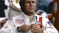 Im Racing-Film «Le Mans» (1971) ist Schauspieler Steve McQueen mit einer Heuer Monaco zu sehen.