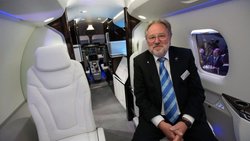 Oscar Schwenk: Der Pilatus-CEO posiert zufrieden in einem PC-24.   Keystone