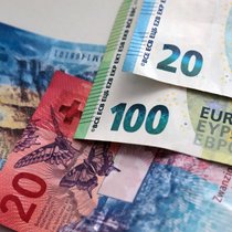 Euro- und Franken-Geldnoten.