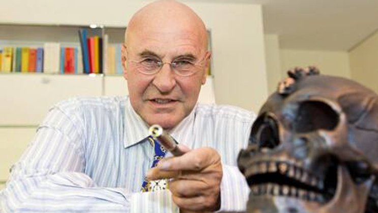 Im Element: Anwalt und Showman Landmann mit einem seiner Insignien, dem Totenkopf.