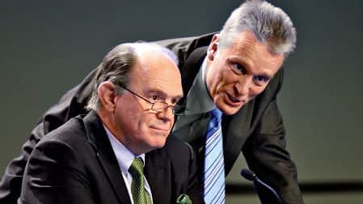 Nicht happy: Stefan Lippe (r.), Swiss-Re-CEO, Walter Kielholz, Präsident.