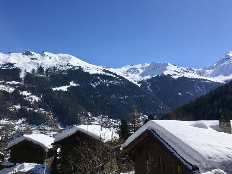 Im Dörfchen Grimentz reift der Gletscherwein, unter den majestätischen Gipfeln des Wallis.