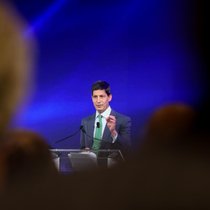 Kevin Warsh spricht an einem Anlass des Internationalen Währungsfonds (April 2025).
