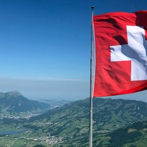 Schweizer Flagge weht auf dem Grossen Mythen.