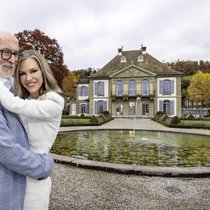 Das Paar vor seinem Schloss in Gümligen: Seit neun Jahren sind Katja und Willy Michel verheiratet.