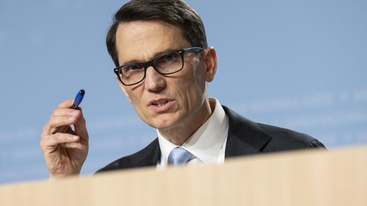 Nationalbankpräsident Martin Schlegel zeigt sich entschlossen – bei Bedarf greift die SNB erneut zu Negativzinsen.